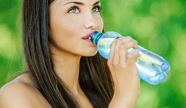 To lose weight effectively, you need to drink a lot of water. 